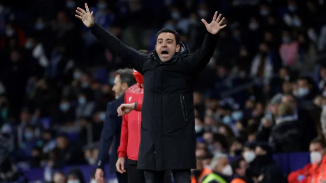 Xavi Hernández durante un duelo del Barcelona 