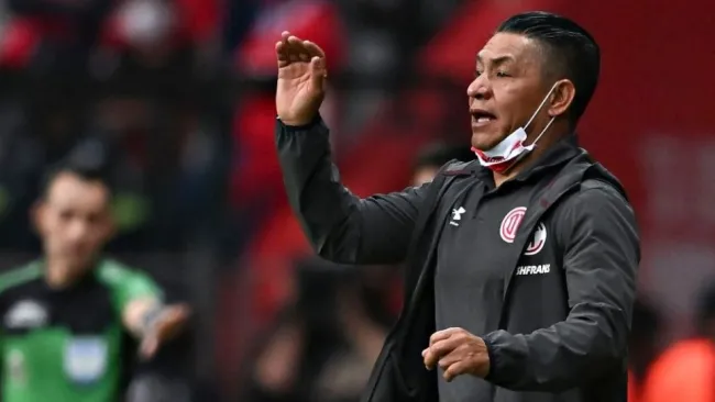 Ignacio Ambriz dirigiendo al Toluca