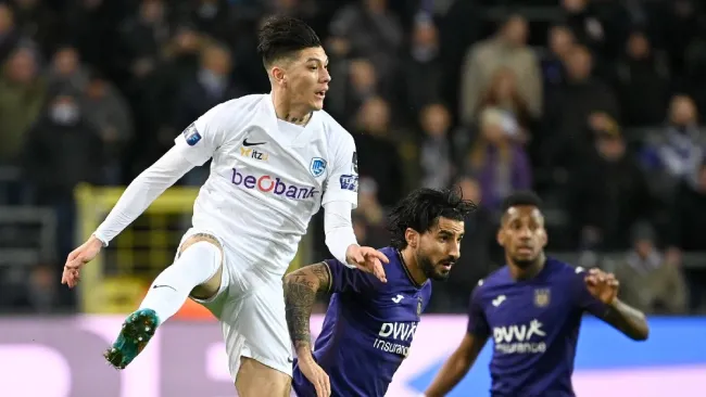 Gerardo Arteaga jugando partido con el Genk ante el Anderlecht