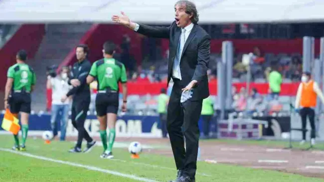 Guillermo Almada dirigiendo a Pachuca ante América 
