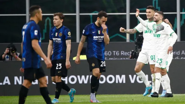 Jugadores del Sassuolo festejando gol ante el Inter de Milán