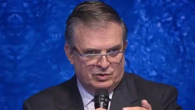 Marcelo Ebrard dando un discurso