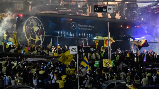 Autobús del América es recibido por la afición en 2019