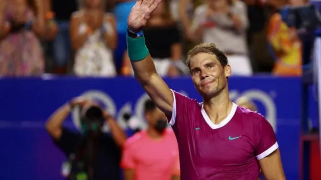 Nadal saluda al público luego de su actuación vs Stefan Kozlov