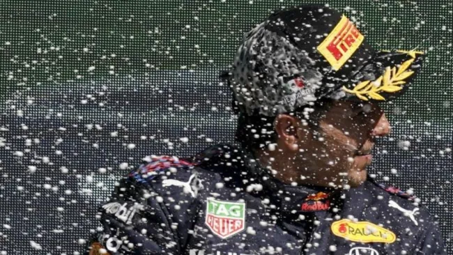 Sergio Pérez celebrando