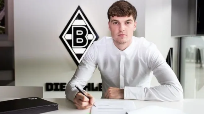 Jordi Bongard firmando su contrato