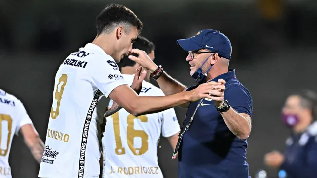 Juan Dinenno festeja junto a Andrés Lillini 