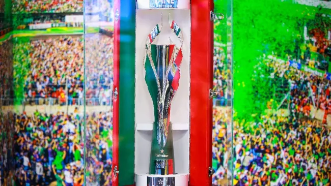 Trofeo del GP de México exhibido en la exposición