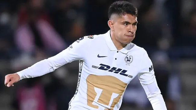 Ricardo Galindo jugando partido de Liga MX con Pumas