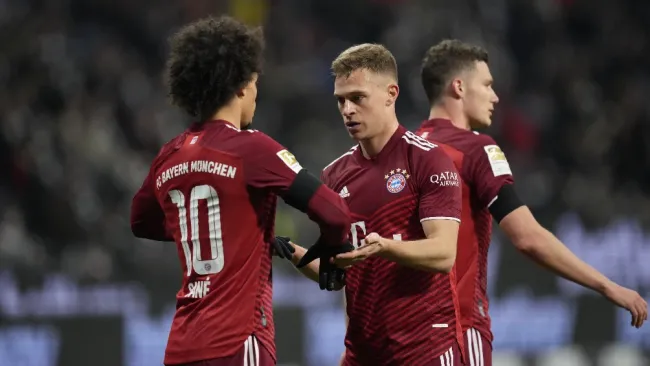 Jugadores del Bayern Munich festejando anotación ante el Fráncfort