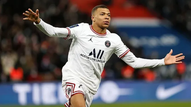 Kylian Mbappé festejando gol con el París Saint-Germain en Ligue 1