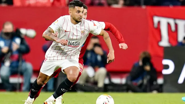 Tecatito Corona durante un duelo con el Sevilla 