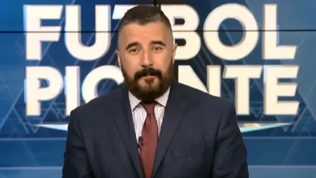 Álvaro Morales conduciendo el programa de Futbol Picante en ESPN