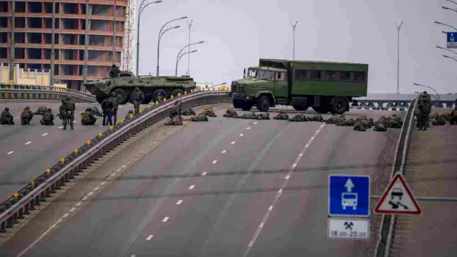 Tropas ucranianas repelando a los rusos