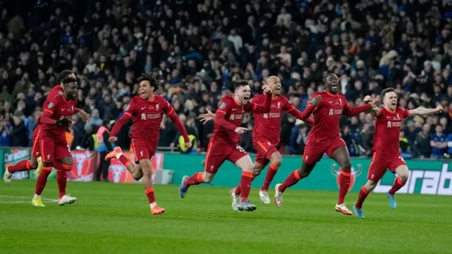 Jugadores de Liverpool festejan la victoria 