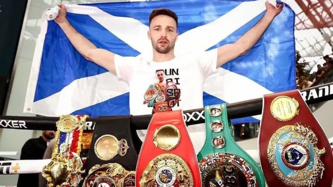 Josh Taylor posa con sus títulos