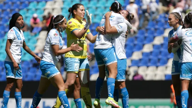 Las jugadoras de Puebla celebran ante Pumas