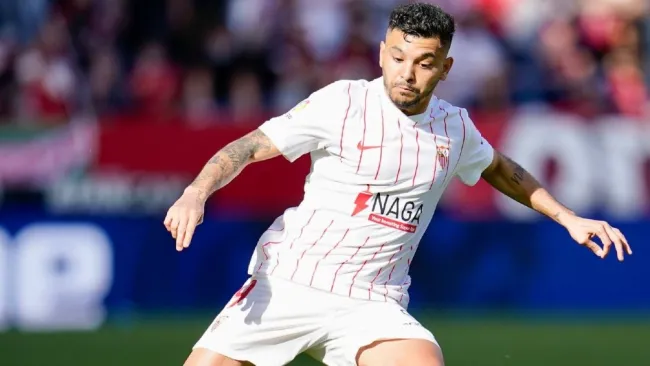 Tecatito Corona jugando partido de LaLiga con el Sevilla