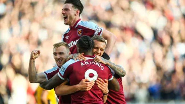 Jugadores del West Ham celebrando gol ante el Wolverhampton