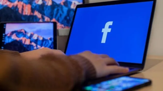 Persona ingresando a Facebook desde su computadora