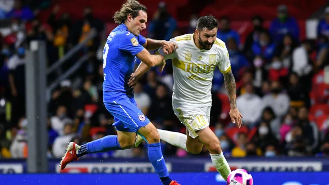 Gignac y Giménez pelean un balón en el Azteca 