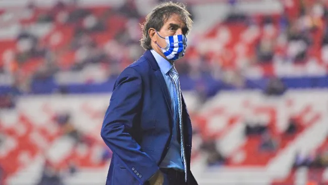 Guillermo Almada dirigiendo a Pachuca en partido de Liga MX