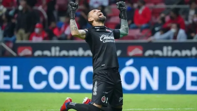 Jonathan Orozco festejando el gol