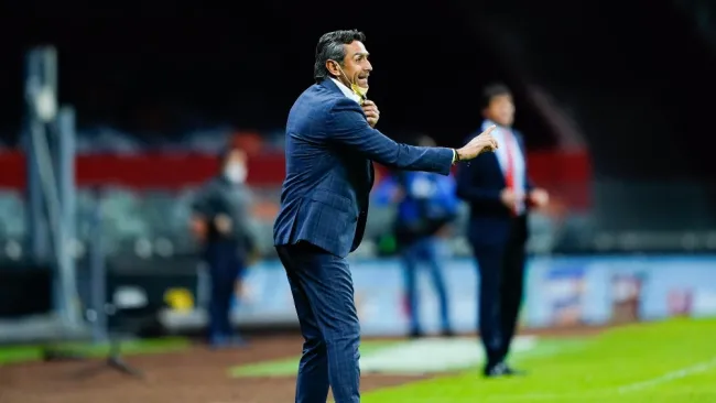 Gilberto Adame durante un partido del América