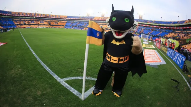 La mascota de Tigres se pone la de 'Batman'