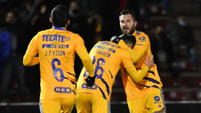 Jugadores de Tigres celebran un gol