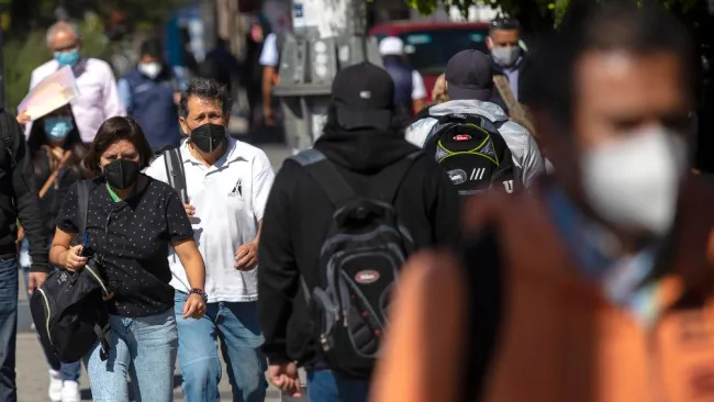 Personas caminan en el Centro Histórico de la Ciudad de México