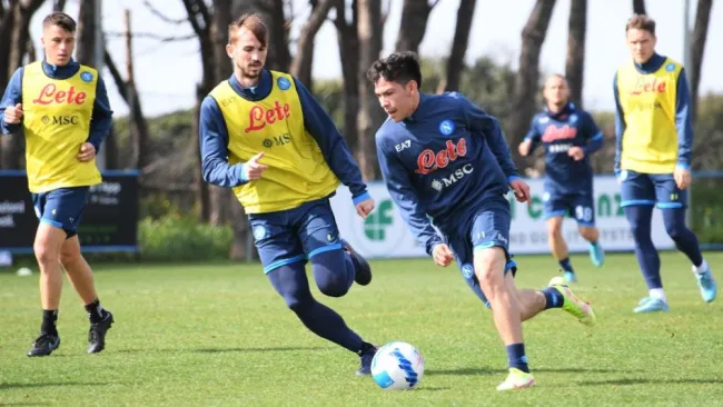 Hirving Lozano en un entrenamiento del Napoli