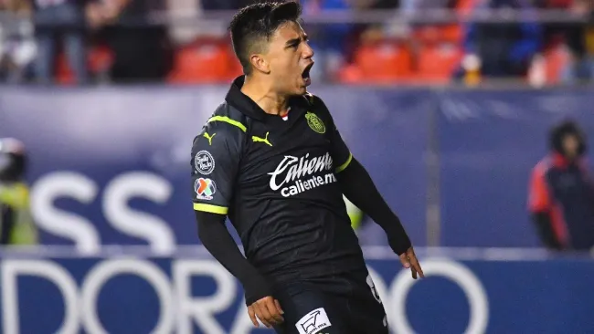 Fernando Beltrán en acción con las Chivas