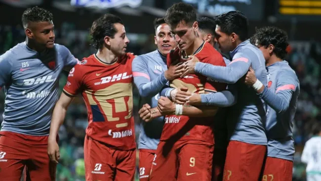 Jugadores de Pumas festejando un gol ante Santos