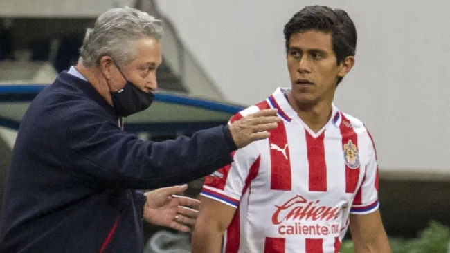 Víctor Manuel Vucetich dirigiendo a José Juan Macías en las Chivas