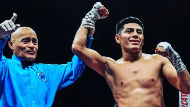 Ángel Fierro celebrando victoria tras pelea de box