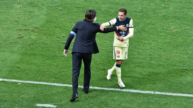Santiago Solari y Sebastián Córdova durante partido