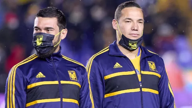 Juan Pablo Vigón junto a Jesús Dueñas en partido de la Liga MX