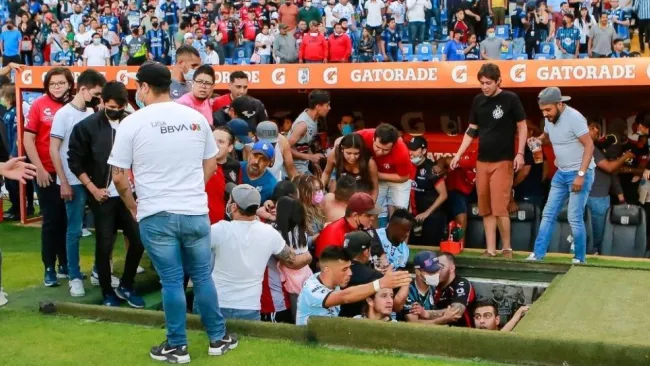 Aficionados entrando a los vestidores