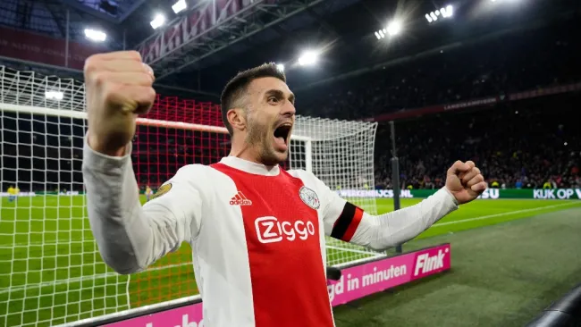 Dusan Tadic festejando gol de la victoria
