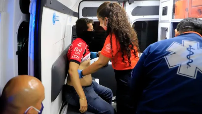 Aficionado recibiendo atención médica tras trifulca en la Corregidora