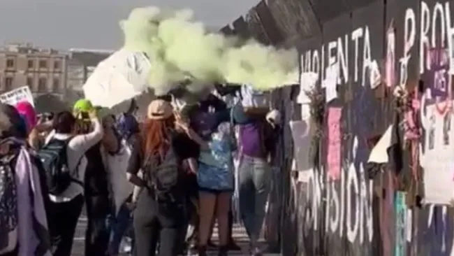 Policías lanzaron gas a mujeres