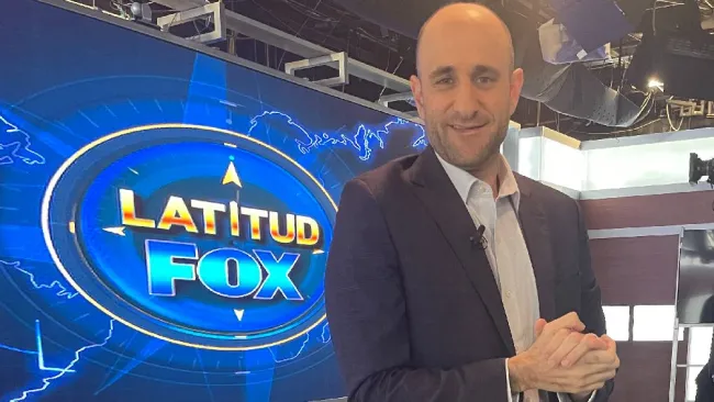 Alberto Lati conduciendo programa deportivo en Fox Sports