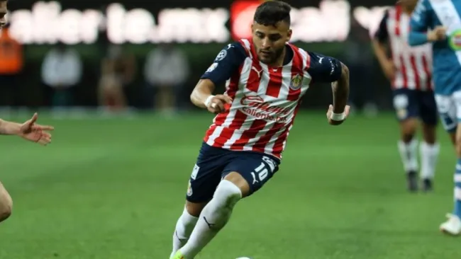 Alexis Vega en un partido de Chivas