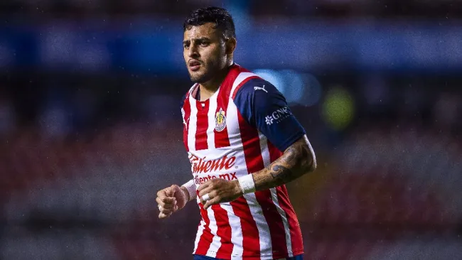 Alexis Vega jugando partido de la Liga MX con Chivas