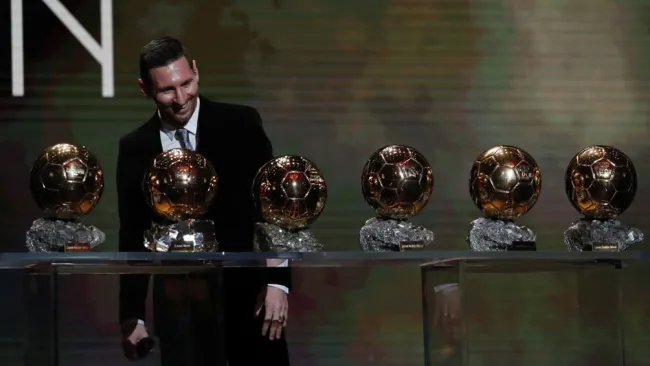 Messi posa con sus Balones de Oro