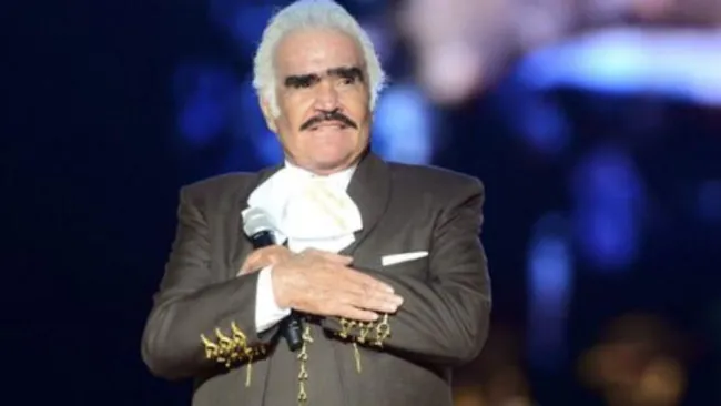 Vicente Fernández dando concierto en México