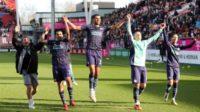 Jugadores del PSV celebran al finalizar el partido