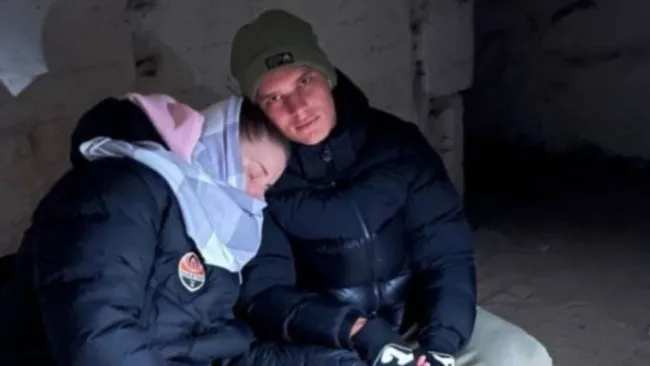 Sudakov junto a su pareja