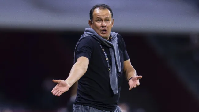 Juan Reynoso dirigiendo partido de Cruz Azul en la Concachampions